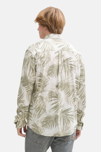 Chemise verte à manches longues de TOM TAILOR, avec un motif de feuilles de palmier et portée avec un jean gris.