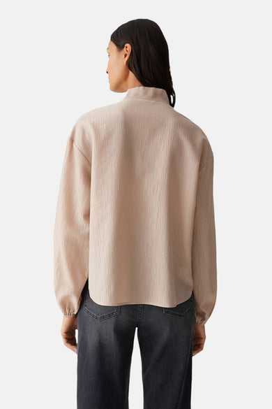 Blouse beige à longues manches d'OPUS, avec une subtile texture et une coupe décontractée.