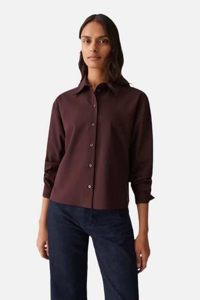 T-shirt Bordeaux à manches longues d'OPUS, uni et avec col boutonné, porté avec un jeans foncé.