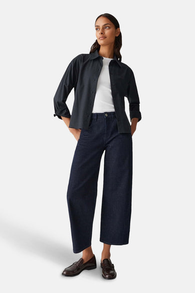 Blauw hemd met lange mouwen van OPUS, gedragen over een wit T-shirt en gecombineerd met donkerblauwe jeans.