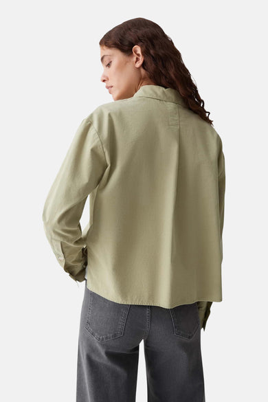 Blouse verte avec manches longues d'OPUS, vue de derrière, en tissu lisse et avec une coupe droite.