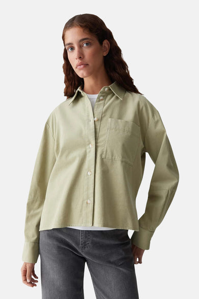 Blouse verte avec longues manches d'OPUS, dotée d'une poche po po et d'une coupe droite.