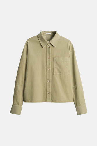 Blouse verte de manves longues OP OP, avec un poche po et une fermeture à boutons.