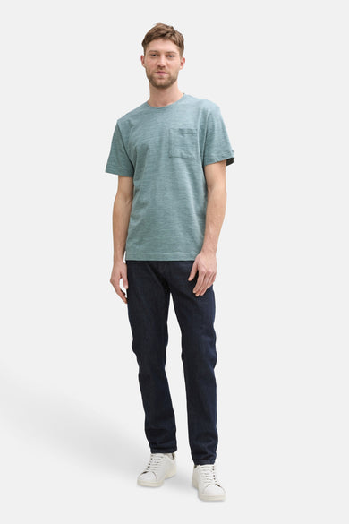 T-shirt vert avec manches courtes de TOM TAILOR, avec poche poitrine, associé à des jeans foncés et des baskets blanches.