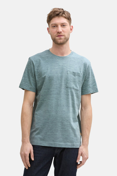 T-shirt vert de mantes courtes TOM TOM TOR, avec une poche po poitrine, porté avec un jeans foncé.