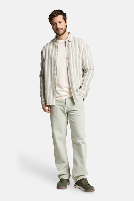 Ecru T-shirt met korte mouwen van TOM TAILOR, gedragen onder een gestreept overhemd met lange mouwen.