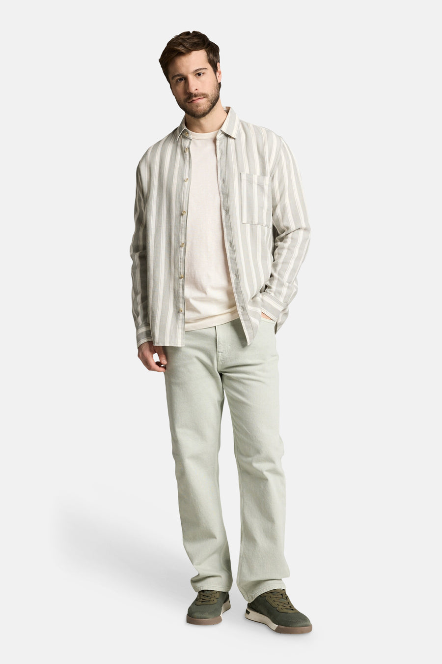 Ecru T-shirt met korte mouwen van TOM TAILOR, gedragen onder een gestreept overhemd met lange mouwen.