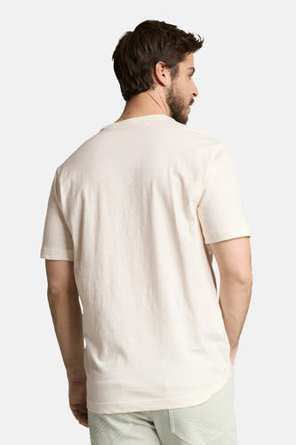 T-shirt écru à manches courtes de TOM TAILOR, vu de dos, porté avec un pantalon.