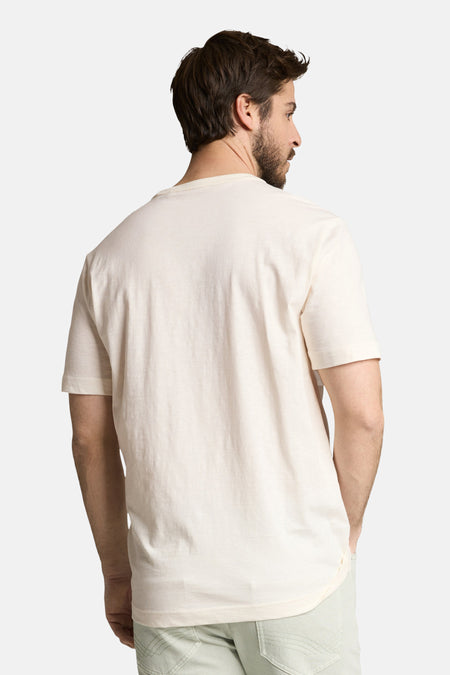 T-shirt écru à manches courtes de TOM TAILOR, vu de dos, porté avec un pantalon.