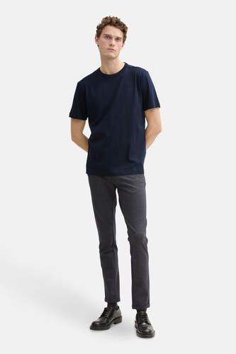 T-shirt bleu marine à manches courtes de TOM TAILOR, porté avec un pantalon gris et des chaussures noires.