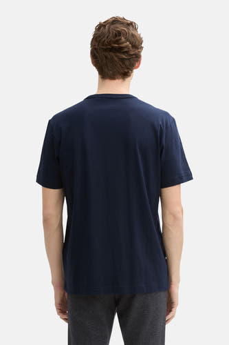 T-shirt bleu marine à manches courtes de TOM TAILOR, vu par derrière, associé à un pantalon foncé.