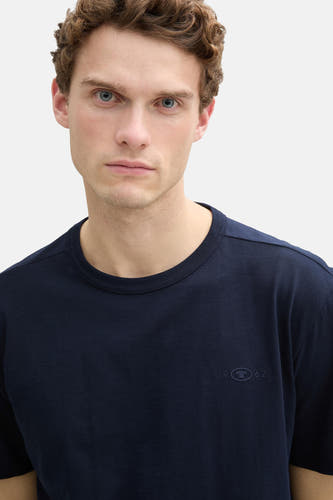 T-shirt bleu marine à manches courtes de TOM TAILOR, avec logo subtil et année sur la poitrine.