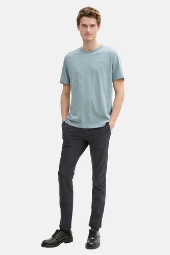 T-shirt bleu à manches courtes de TOM TAILOR, avec un logo subtil, associé à des pantalons foncés et des chaussures noires.
