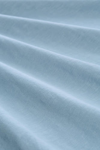 T-shirt bleu à manches courtes de TOM TAILOR, gros plan sur le tissu doux avec des plis.