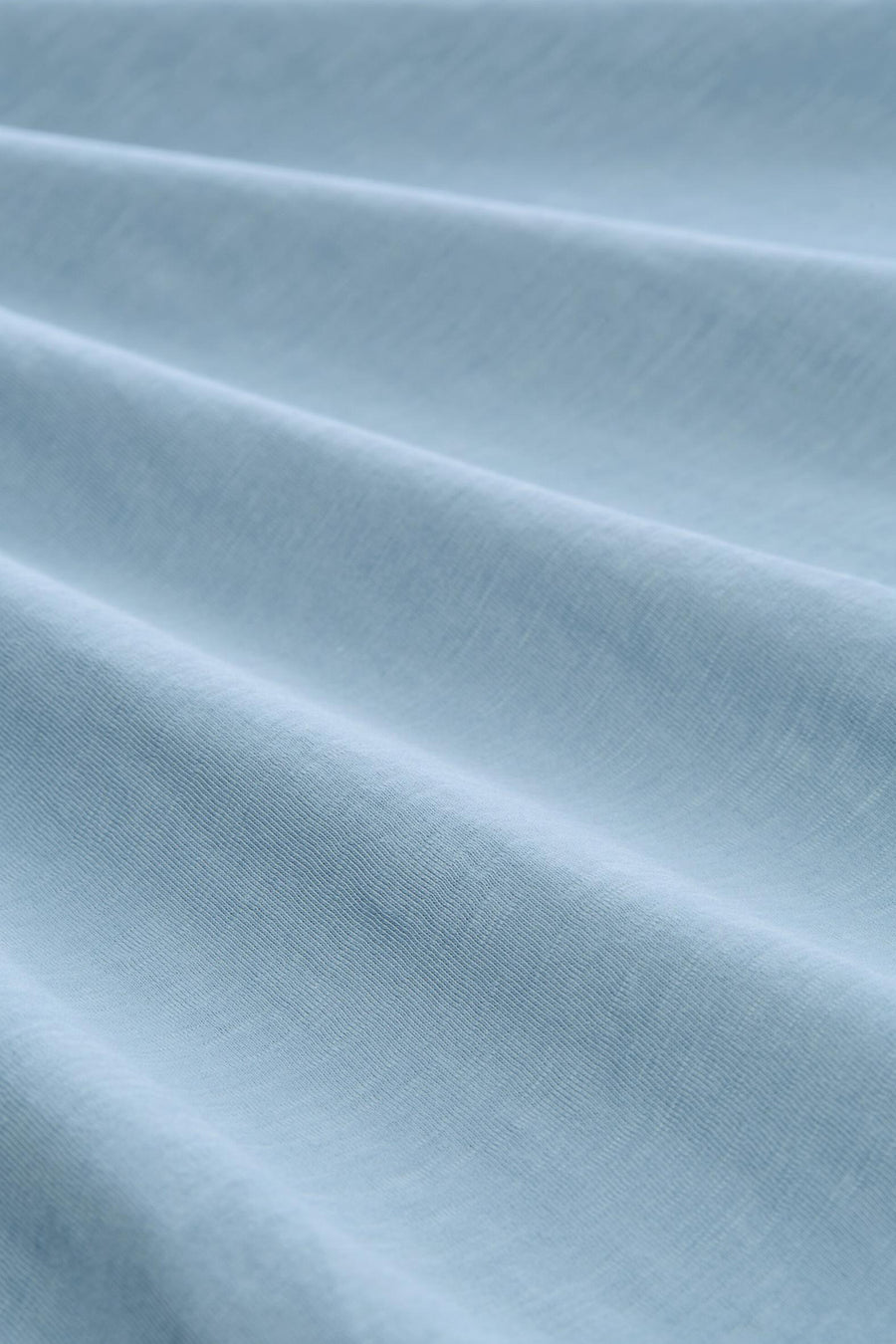 T-shirt bleu à manches courtes de TOM TAILOR, gros plan sur le tissu doux avec des plis.