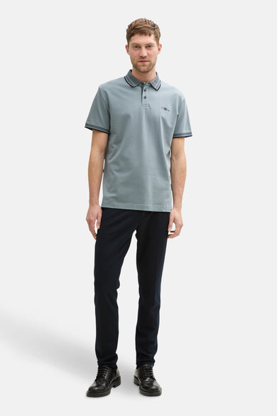 Polo bleu avec manches courtes de TOM TAILOR, associé à un pantalon noir et des chaussures noires.