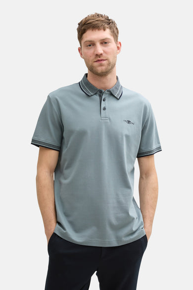 T-shirt bleu de manches courtes de TOM TAILOR, avec des détails rayés sur le col et les manches.