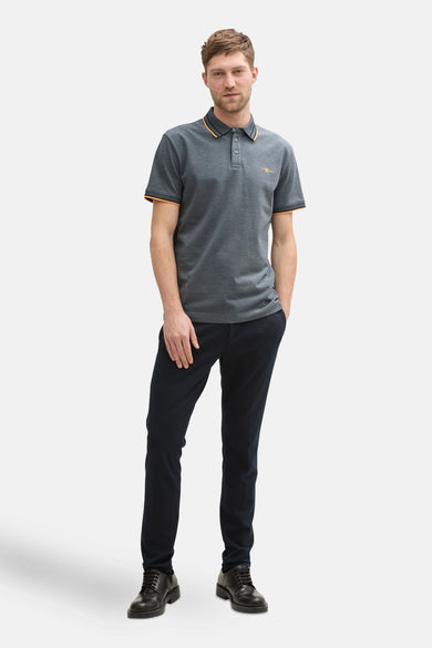 T-shirt bleu à manches courtes de TOM TAILOR, avec des accents orange sur le col et les manches, porté avec un pantalon bleu marine et des chaussures noires.