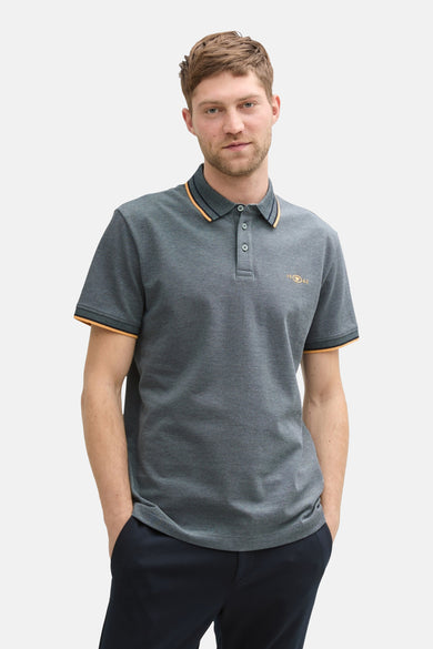 Polo bleu avec manches courtes de TOM TAILOR, avec des bords contrastants au col et aux manches.