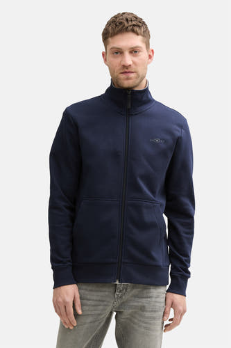 Veste bleue de TOM TAILOR, associée à une chemise blanche et des jeans gris.