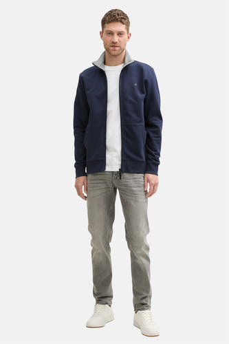 Blauw vest van TOM TAILOR, met een witte T-shirt en grijze jeans gecombineerd.