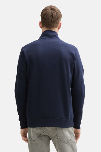 Gilet bleu de TOM TAILOR, vu d'arrière, avec une col montante et des jeans gris.