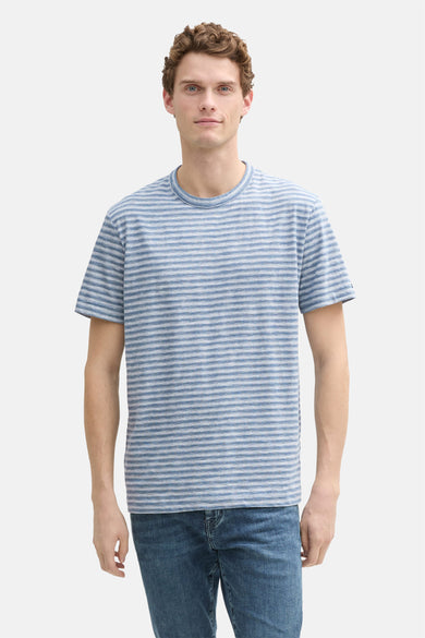 T-shirt bleu à manches courtes de TOM TAILOR, rayé et porté avec un jean.