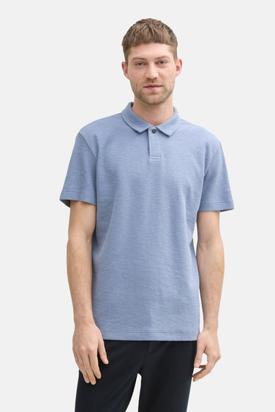 Polo bleu à manches courtes de TOM TAILOR, avec un fin motif carreaux et porté avec un pantalon noir.