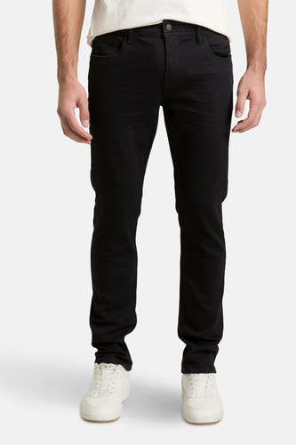 Jean droit noir de TOM TAILOR, vu de l'arrière, avec des baskets blanches.