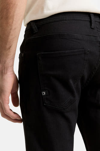Jean droit noir de TOM TAILOR, avec poche arrière et logo de marque subtil sur le côté.