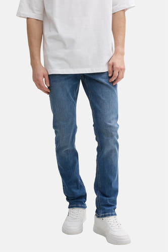 Jean bleu droit de TOM TAILOR, vu de derrière, avec des chaussures blanches et un t-shirt blanc.