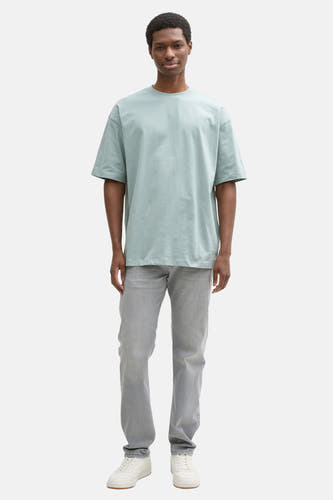 Jean slim gris TOM TAILOR, associé à un T-shirt bleu clair et des baskets blanches.