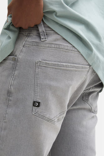 Jean slim gris TOM TAILOR avec poche arrière et détail de logo subtil.