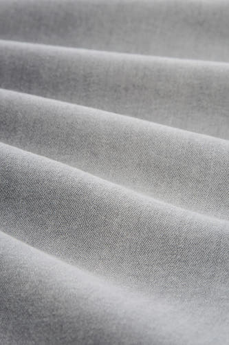 Jean en denim gris moyen de TOM TAILOR, avec texture et plis.