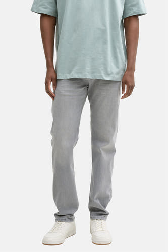 Jean slim fit gris denim de TOM TAILOR, associé à un t-shirt bleu clair et des baskets blanches.