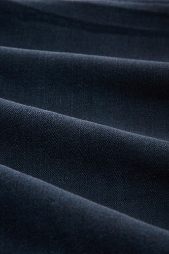 Jean en denim bleu marine tapered de Tom Tailor, avec une texture pliée.