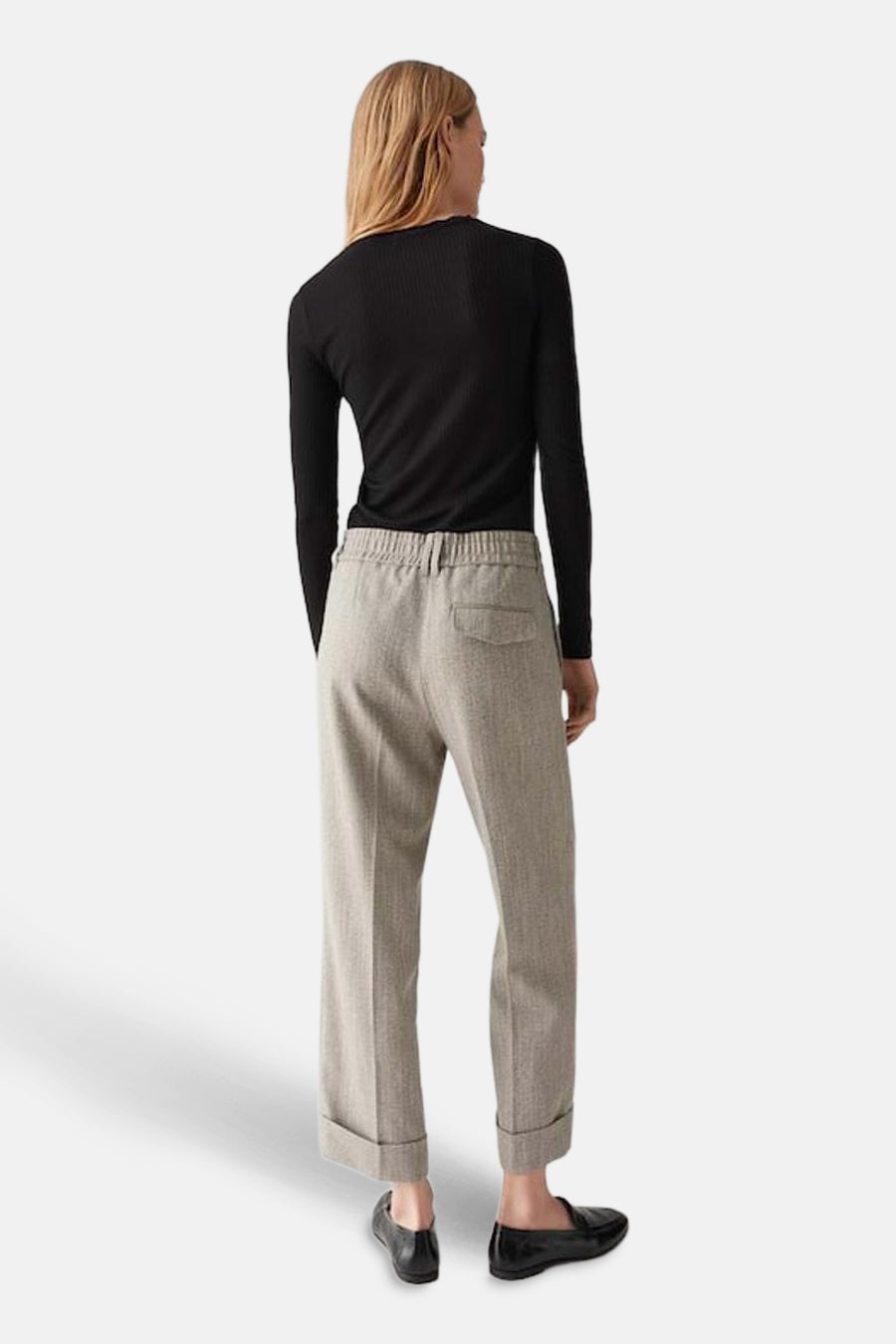 Pantalon beige OPUS, avec une ce élastique et un ourlet plié, vu de derrière.