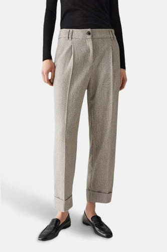 Pantalon de costume beige OPUS avec plis et revers, associé à une chemise noire et des loafers noirs.