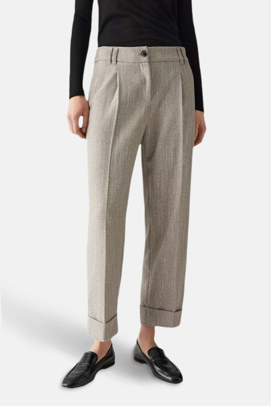 Pantalon de costume beige OPUS avec plis et revers, associé à une chemise noire et des loafers noirs.