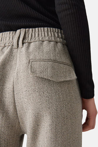 Pantalon de costume beige OPUS avec ce taille élastique et une poche brodée.