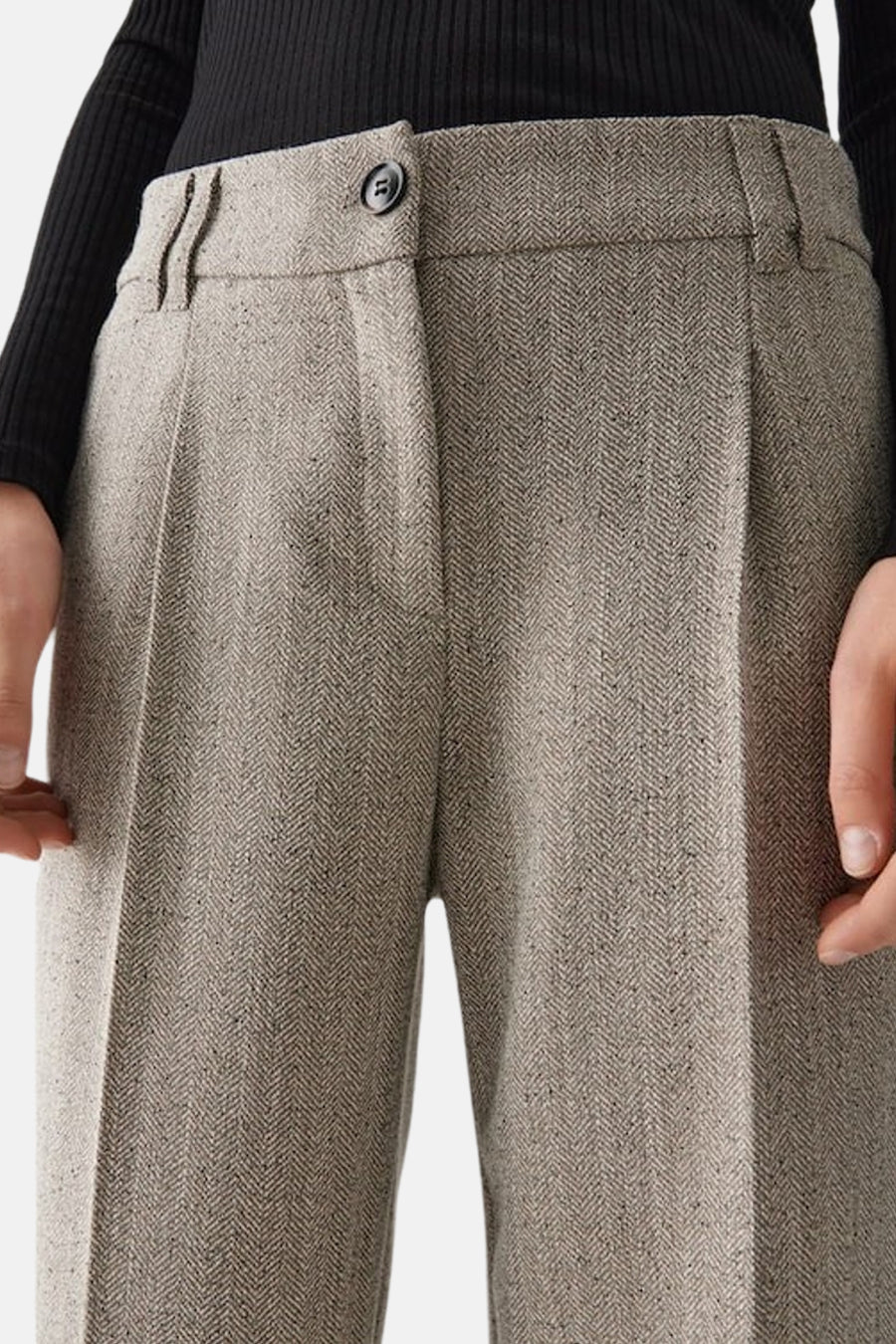 Pantalon de costume beige OPUS, avec un motif subtil en maille et des plis sur le devant.