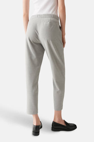 Pantalon gris OPUS, avec une ceinture élastique et un poche arrière, vu de derrière, associé à des loafers noirs.