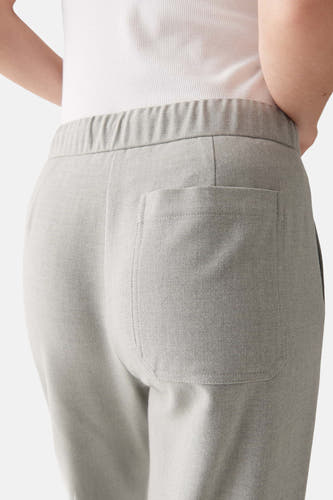 Pantalon de costume gris OPUS, avec une ceinture élastique et une poche brodée sur l'arrière.