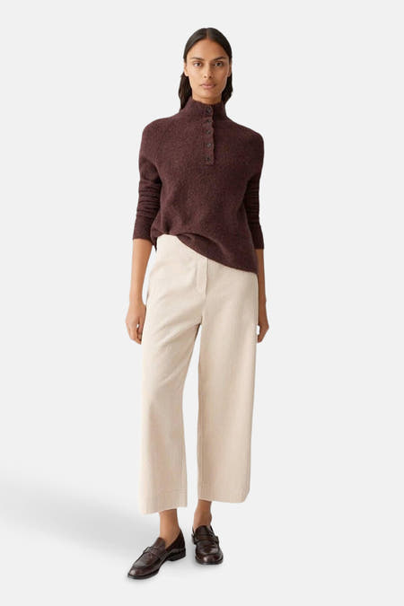 Pull marron OPUSUS une fern de, combiné avec un pantalon beige en corduroy et des chaussures marrons.
