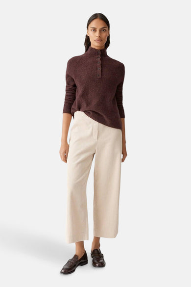 Pull marron OPUSUS une fern de, combiné avec un pantalon beige en corduroy et des chaussures marrons.