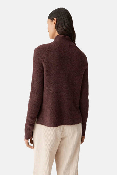 Pull marron OPUS, vu de de l'rière avec un col col col et et et longues manches, associé à un pantalon beige en corduroy.
