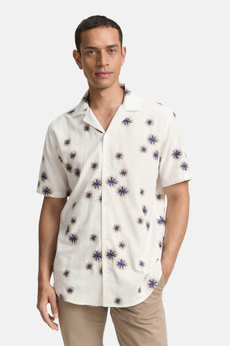 Blouse blanche à manches courtes de TOM TAILOR, avec un motif floral et portée avec un pantalon kaki.