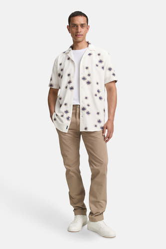 Chemise blanche à manches courtes de TOM TAILOR, avec un motif de fleurs bleues et brunes.