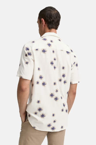 Chemise blanche à manches courtes de TOM TAILOR, avec un imprimé floral, vue de dos, associée à un pantalon beige.