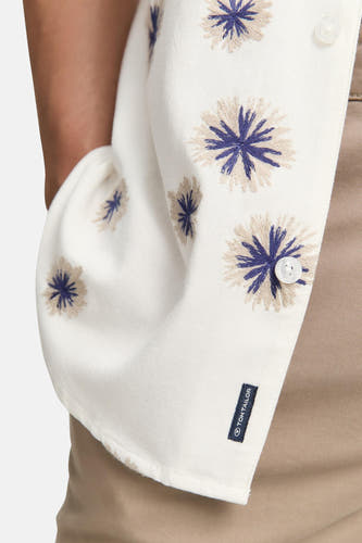 Chemise blanche à manches courtes de TOM TAILOR, avec des motifs de fleurs bleus et beigeis et un nœud blanc.